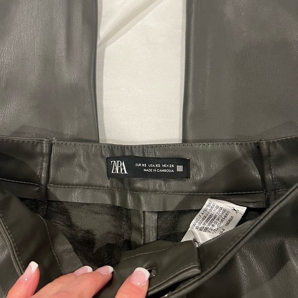 NWOT ZARA ARMY GREEN FAUX LEATHER PANTS SIZE XS - Picture 4 of 9